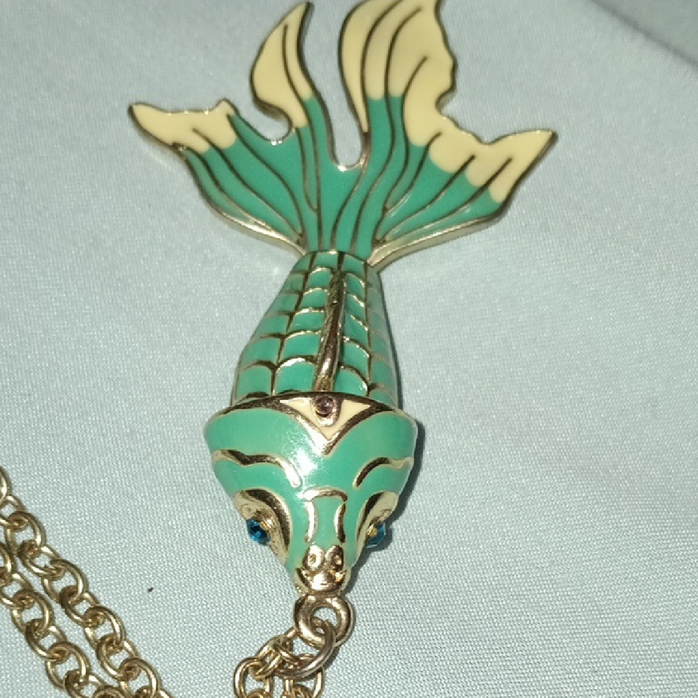 ZAD Green and Cream Fish Pendant Necklace